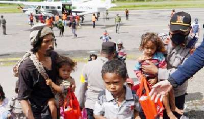TNI Piolri Mengungsikan Sementara Warga Distrik Kiwirok Kelokasi Aman Dari Teror KKB