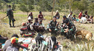 Lihat Hubungan yang Harmonis Antara Satgas Yonif RK 751/VJS Anjangsana dengan Masyarakat