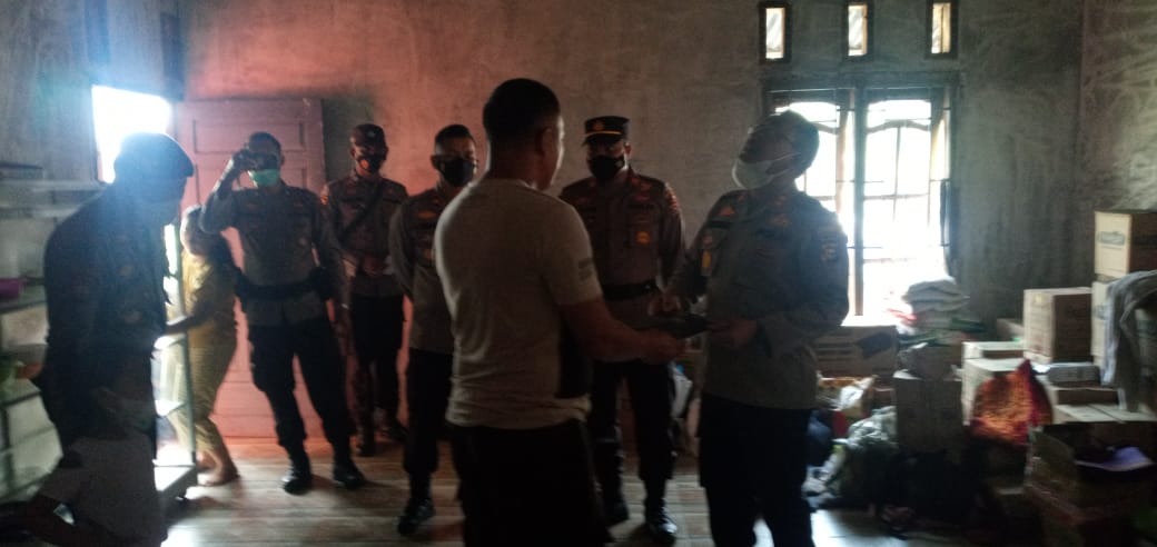 Tinjau Kebakaran Rumah Personil Polri! Kapolres Rohil Bersihkan Debu Kebakaran Dan Berikan Uang Perbaikan