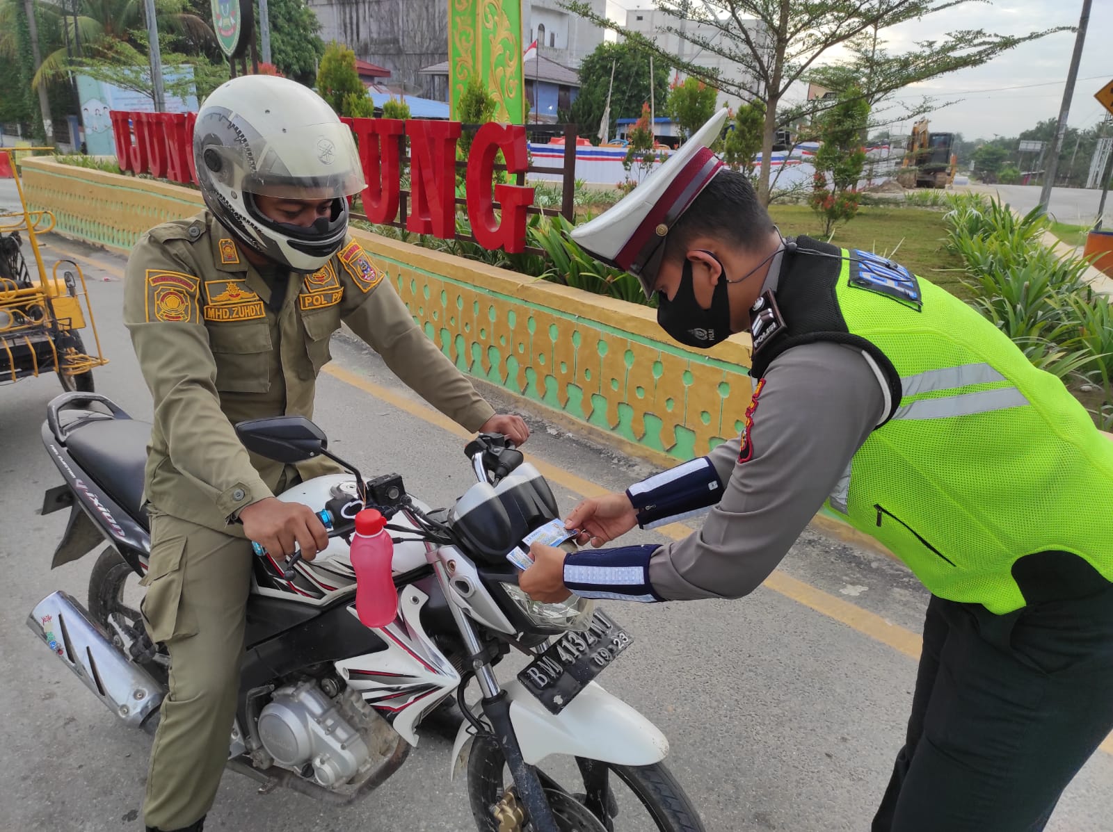 Gelar Sosialisasi Kepengguna Jalan ! Kasat Lantas Polres Rohil Tempel Stiker