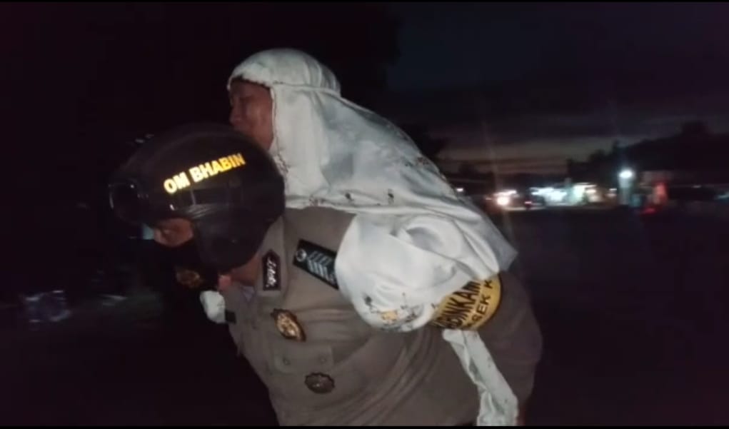 Bangga..Seorang Anggota Bhabinkamtibmas DiPolsek Kubu Gendong Nenek Usai Terjatuh Pulang Dari Sholat