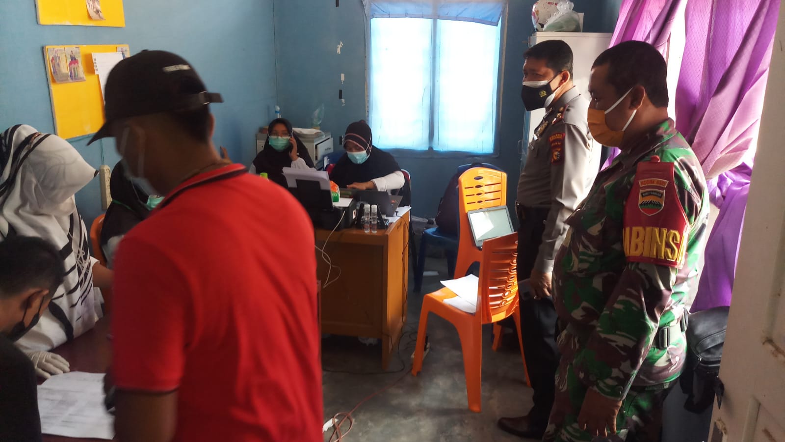 Polsek Tanah Putih Bersama Tim Covid-19 Kecamatan Melaksanakan Gerai Vaksin Covid-19 Bagi Warga Lansia
