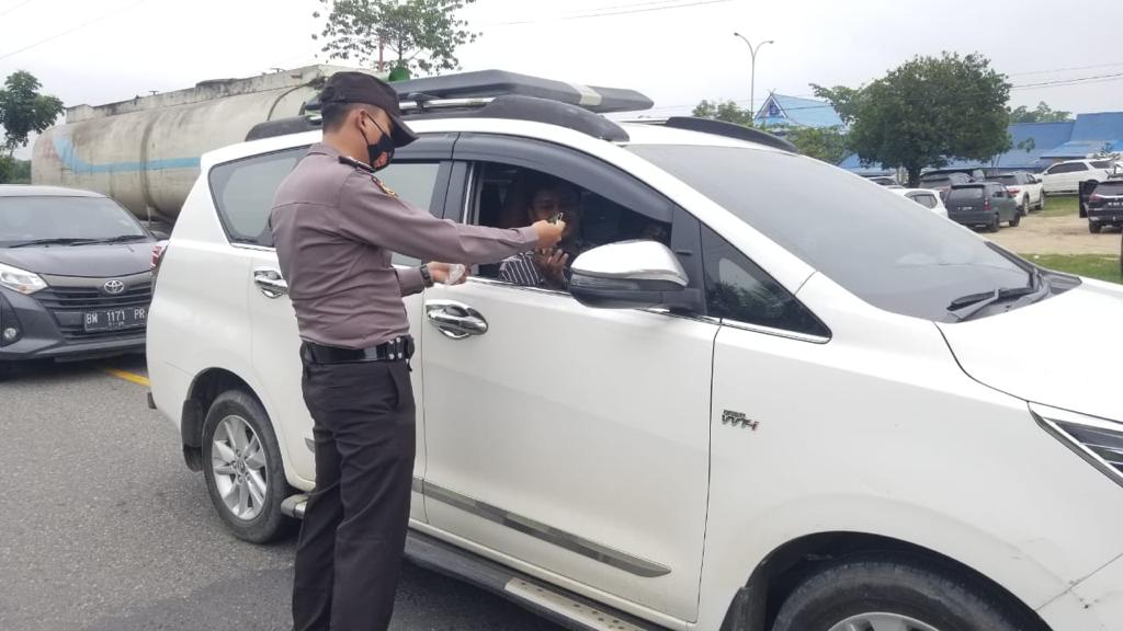 Polres Rohil Bagi-Bagi Masker Dan Pengawasan Covid-19 Kepengguna Jalan 