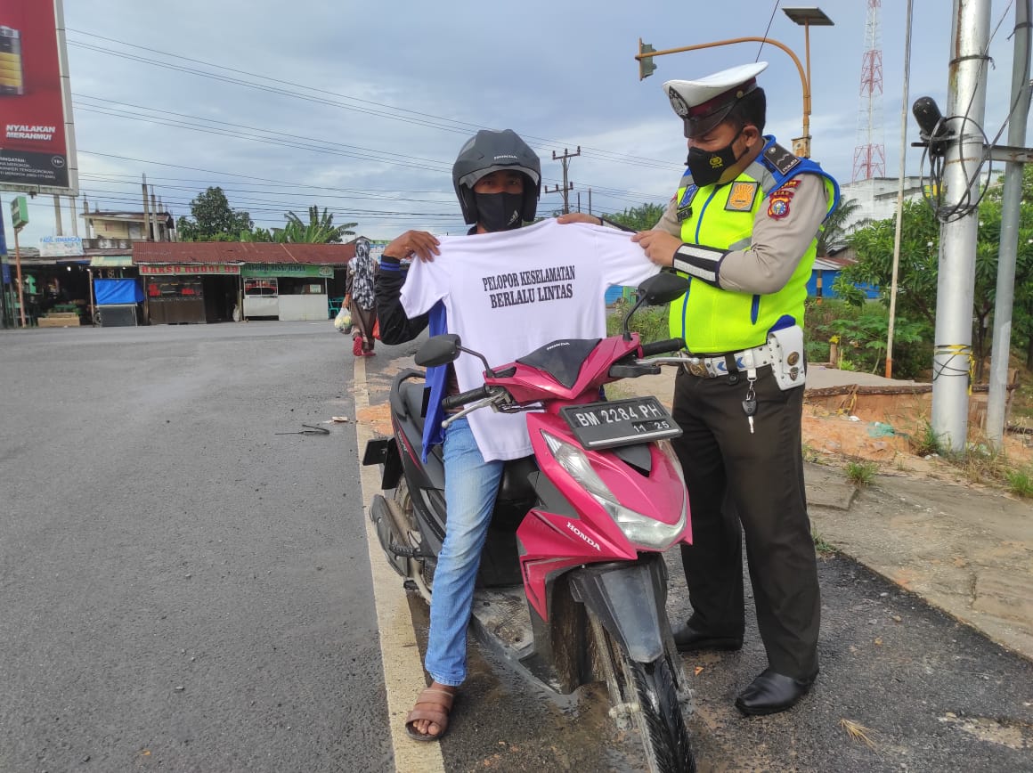 Kasat Lantas Polres Rohil Bagi Baju Kaos Berlogo Pelopor Keselamatan Kepada Pengguna Jalan