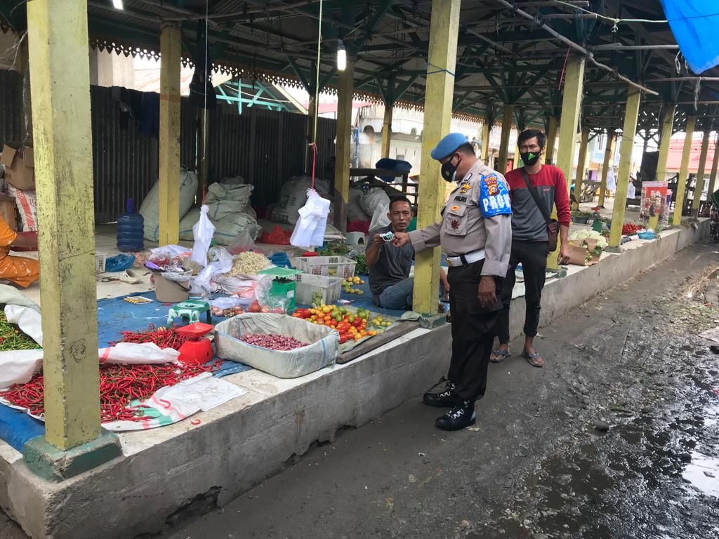 Tim Gabungan Polres Rohil Gelar Kegiatan KRYD Dan Bagi- Bagi Masker Kepedagang Sayur Ujung Tanjung