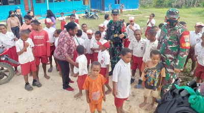 Begini Cara Peduli Pendidikan Prajurit Satgas Yonif 751/VJS Distrik Kobakma