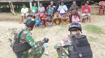 Satgas Pamtas Yonif 126/KC Sosialisasikan Perangkap Nyamuk Dari Bahan Daur Ulang