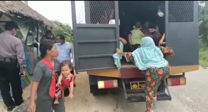 Pakai Truck Sabhara! Kabag Ops Polres Rohil Bersama Personil Jemput Warga Yang Belum Divaksin    