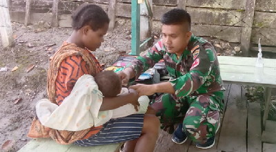 Peduli Kesehatan Warga, Serda M. Hayadi Putra Lakukan Ini Diperbatasan Papua