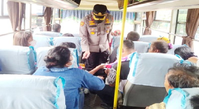 Sosialisasi Vaksin Inhil, Kompol Yudhi Franata Cek Langsung Penumpang Bus Antar Prov