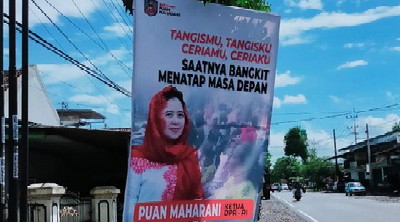 Banner Puan Maharani Bertebaran di Lokasi Erupsi Semeru