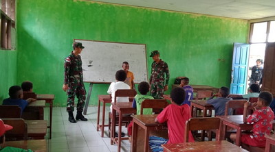 Bantu Cerdaskan Anak Bangsa, Prajurit Satgas Yonif 126/KC Mengajar Siswa-Siswi di Kab. Keerom