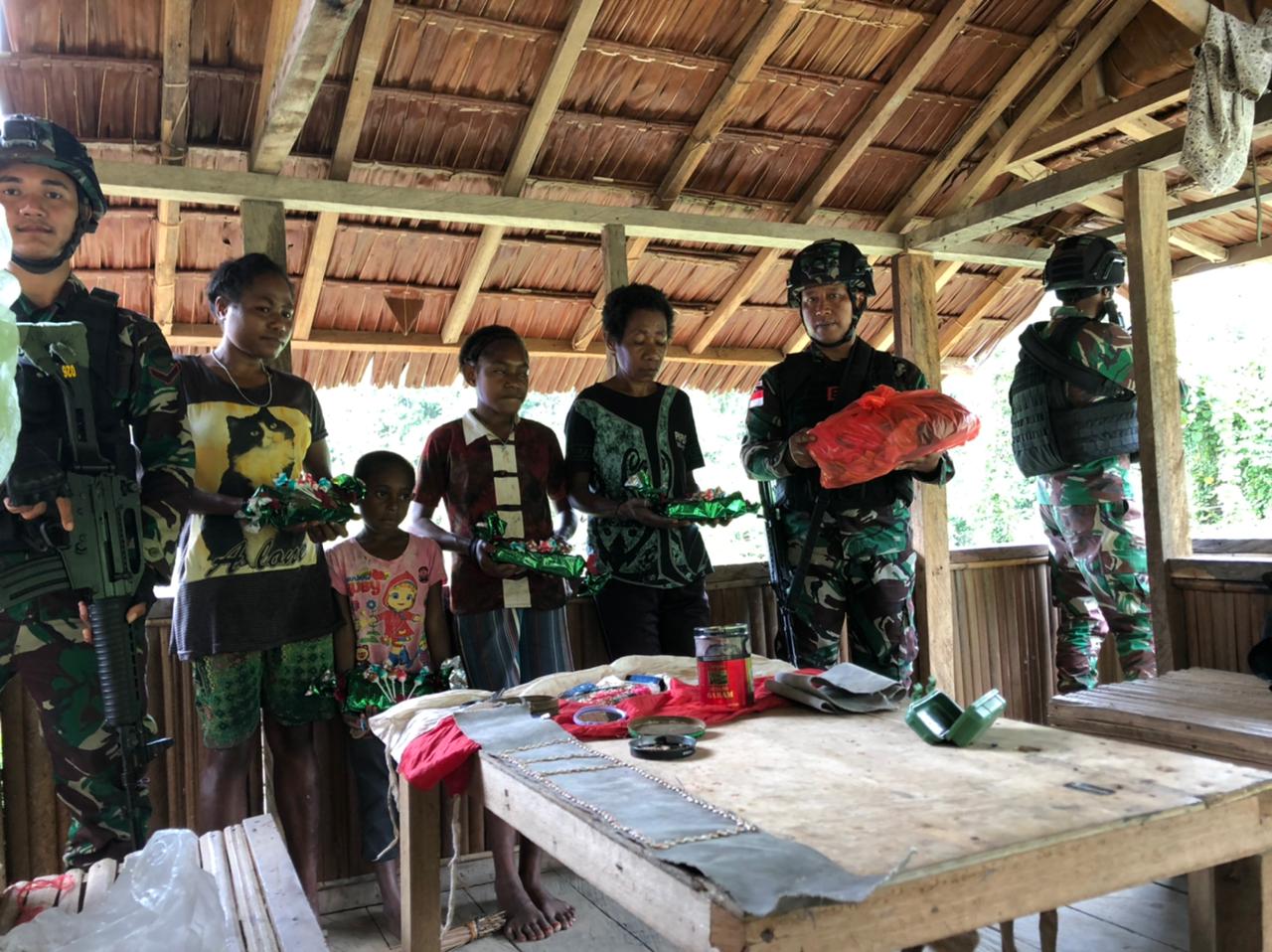 Di Akhir Tahun Warga di Perbatasan, Kembali Terima Bingkisan Dari Satgas Yonif 126/KC