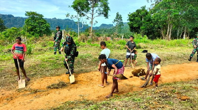 Tingkatkan Keakraban TNI dan Warga di Perbatasan, Satgas Yonif 126/KC Bantu Membersihkan Lingkungan