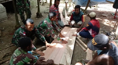 Personel Satgas Yonif 126/KC Bantu Proses Pemakaman Jenazah Warga 