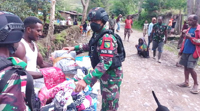 Satgas Pamrahwan Yonif RK 751/VJS Berbagi Jelang Pergantian Tahun