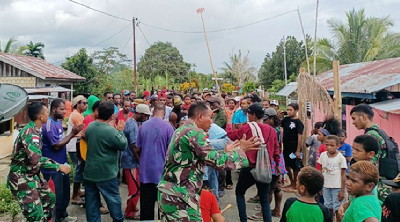 Tradisi Tarian Suling Tambur Keliling Kampung Bersama Satgas Pamtas Yonif 126/KC dan Warga Perbatasan