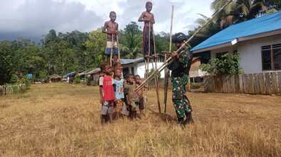 TNI di Papua Memperkenalkan Permainan Tradisional Pada Anak-Anak