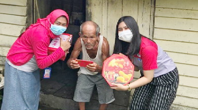 Sebagai Tradisi Serta Simbol Kemakmuran,JNE Membagikan Mangkok dan Sumpit di 16 Kota