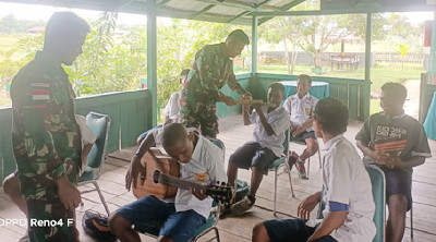 Latihkan Musik Kepada Anak-Anak Perbatasan Bersama Kreativitas Satgas Yonif 126/KC