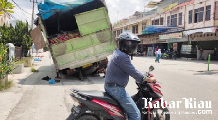 Terperosok, Truck Bertonasi Tinggi Masuk Kota Pekanbaru Nyaris Terguling di Jalan Jenderal