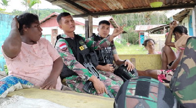 Jalin Silaturahmi , Satgas Yonif 126/KC Lakukan Pengobatan Langsung ke Masyarakat Perbatasan