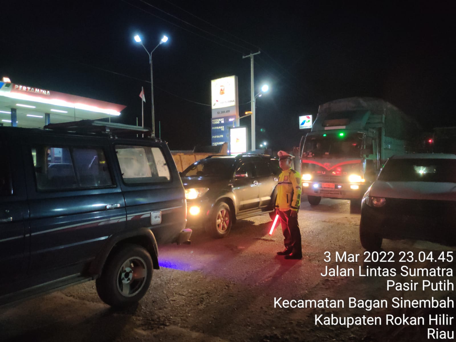 Sambil Berlari-Lari Mengurai Kemacetan Panjang DiArea SPBU! Ini Yang Dilakukan Sejumlah Personil Lantas Polres Rohil