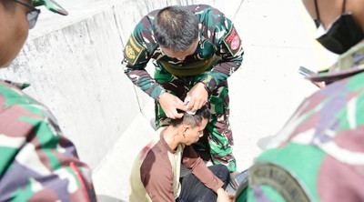 Laka Tol Pasuruan Probolinggo, Prajurit TNI Pussenarhanud Turun Tangan