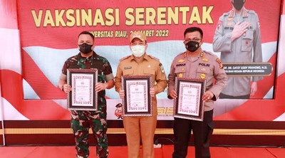 Alhamdulillah Vaksinasi di Provinsi Riau Capai 95,68 Persen, Kapolda Riau Pun Wakili Terima Penghargaan