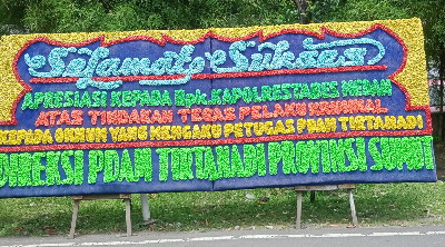 Papan Bunga Dari Direktur PDAM Tirtanadi Sumut sampai Kacab berjejer di depan Polrestabes Medan, Warga : Haruskah Kirim Papan Bunga? Supaya apa?
