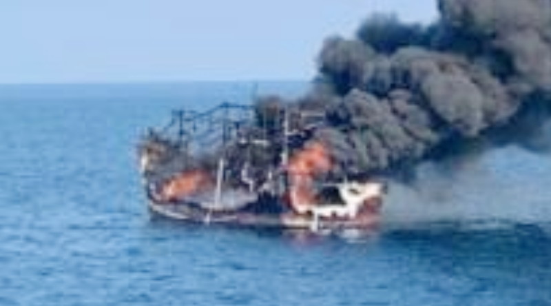 Kapal Terbakar, KRI Teuku Umar-385 Berhasil Selamatkan 10 Nelayan di Teluk Jakarta