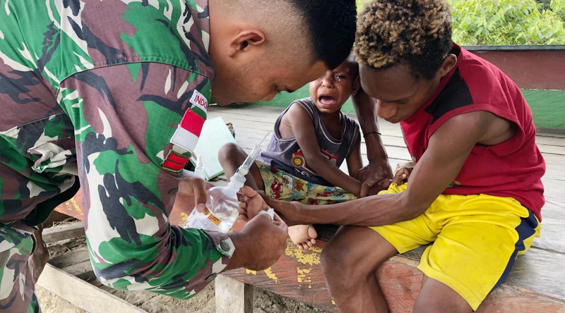 Satgas Pamtas Yonif 126/KC Obati Masyarakat Yang Terluka