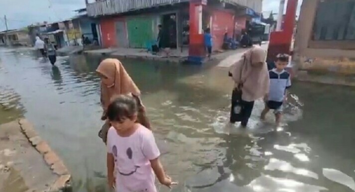 Banjir Rob Saat Lebaran Di Medan Belawan, LKLH : Pemko Medan Harus Hadir Beri Solusi, Bukan Sekedar Bantu Indomie