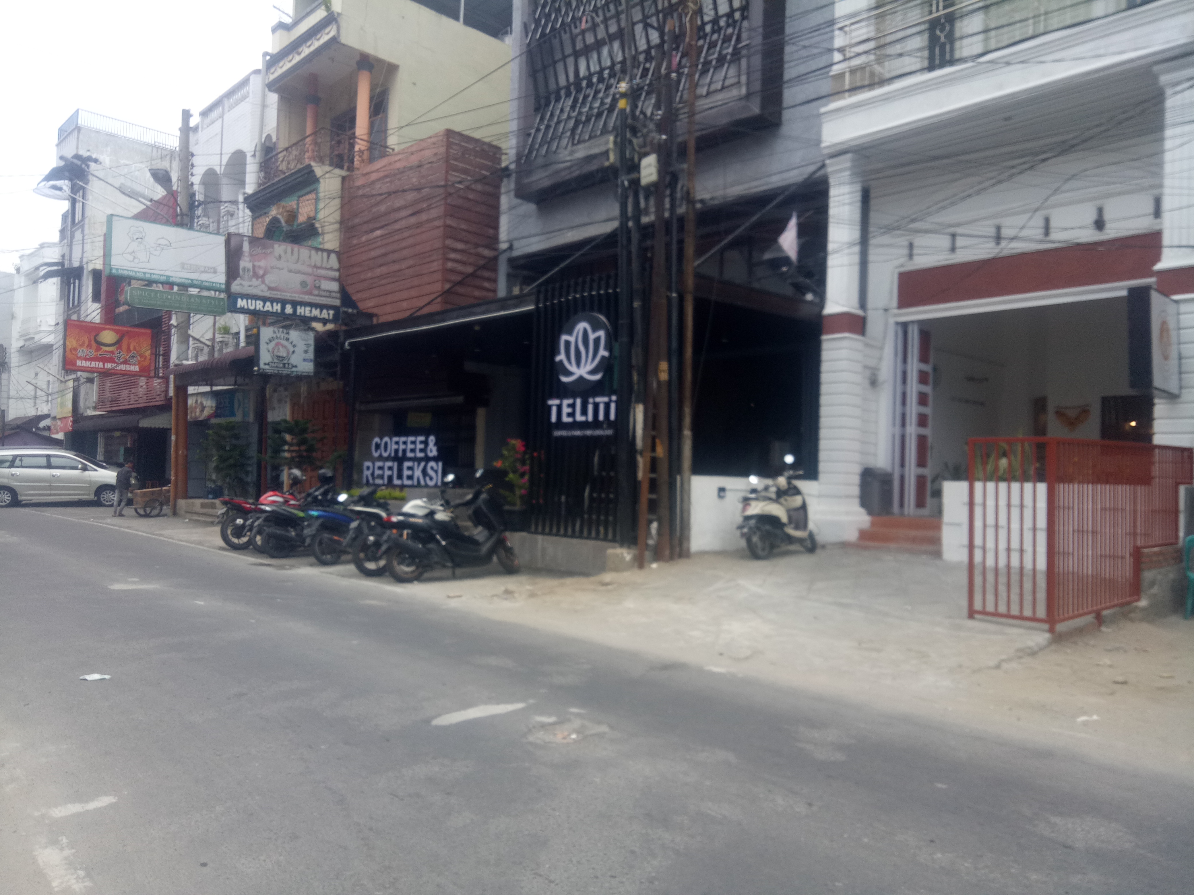 Tukang Rujak Di Samping Masjid Jamik Di Gusur, Bangunan Diatas Parit Dan Trotoar Di Jalan Taruma Tak Tersentuh