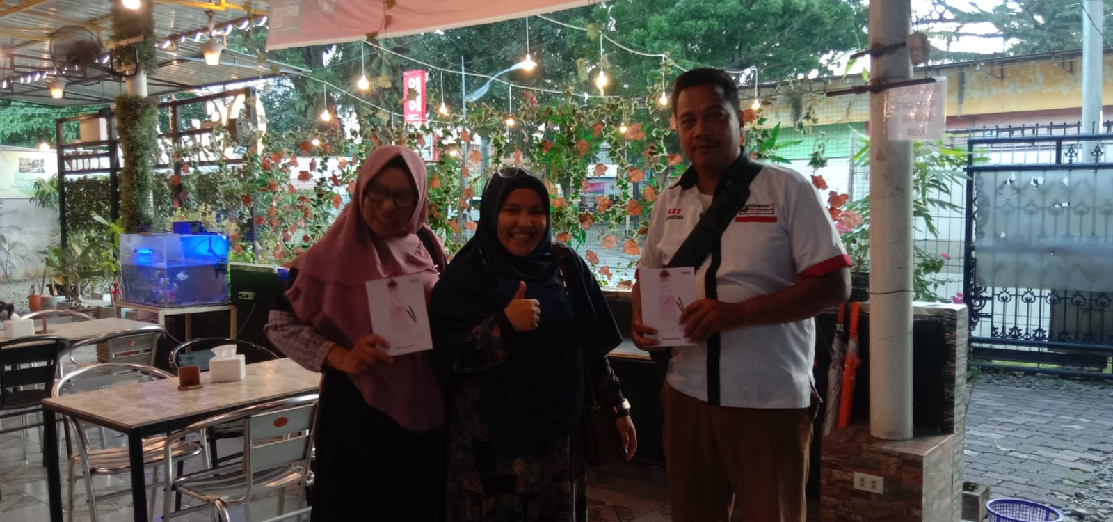 Kordinator Roemah Joeang Medan Dapat Catatan Pena Kecil Dari Zeevanya Suci : Semoga Menjadi Pahlawan Super bagi Penulis Di Negeri Ini