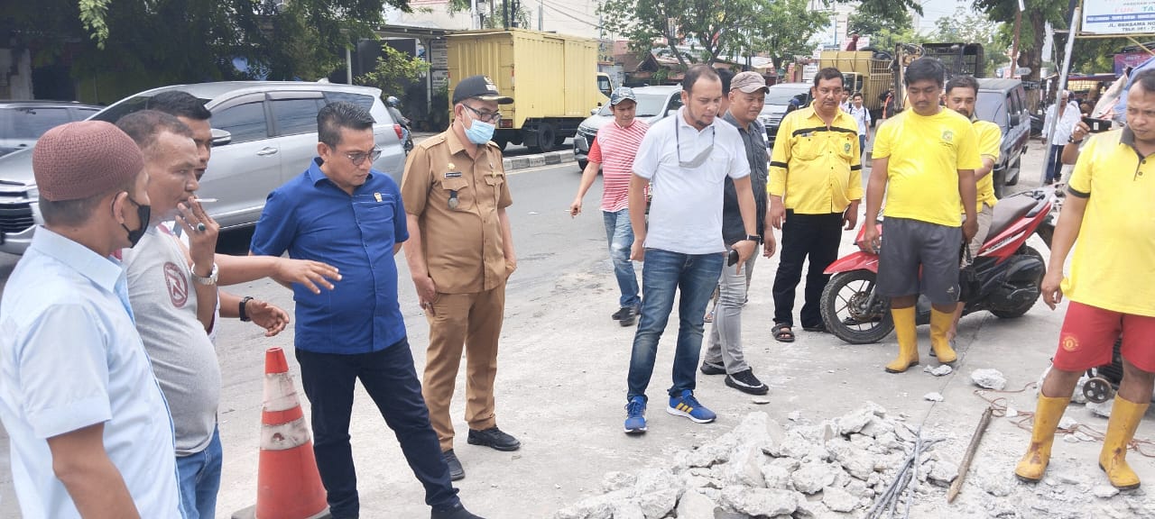 Warga Ucapkan Terima Kasih Kepada Edwin Sugesti Yang Mau Turun Bersama Warga Awasi Normalisasi Parit Di Letda Sujono
