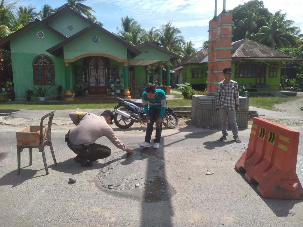 Gotong Royong Perbaikan Jalan Berlubang! Ini Cara Bhabinkamtibmas Labuhan Papan Bersama Warga