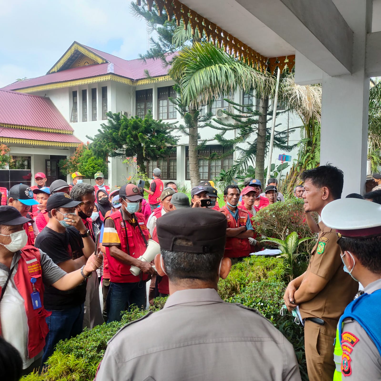 Drainase Tak Beres Satu Betor dan LKLH Sumut Demo PU Kota Medan