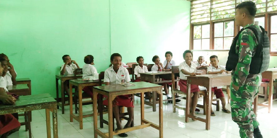 Anggota Satgas Yonif 126/KC Menjadi Gadik di SD Distrik Waris, Ini Kata Letkol Inf Dwi Widodo