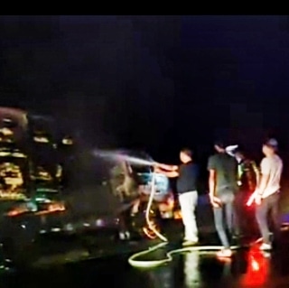 Luar Biasa... Aksi Sigap Tiga Personil Lantas Rohil Padamkan Mobil Truck Terbakar