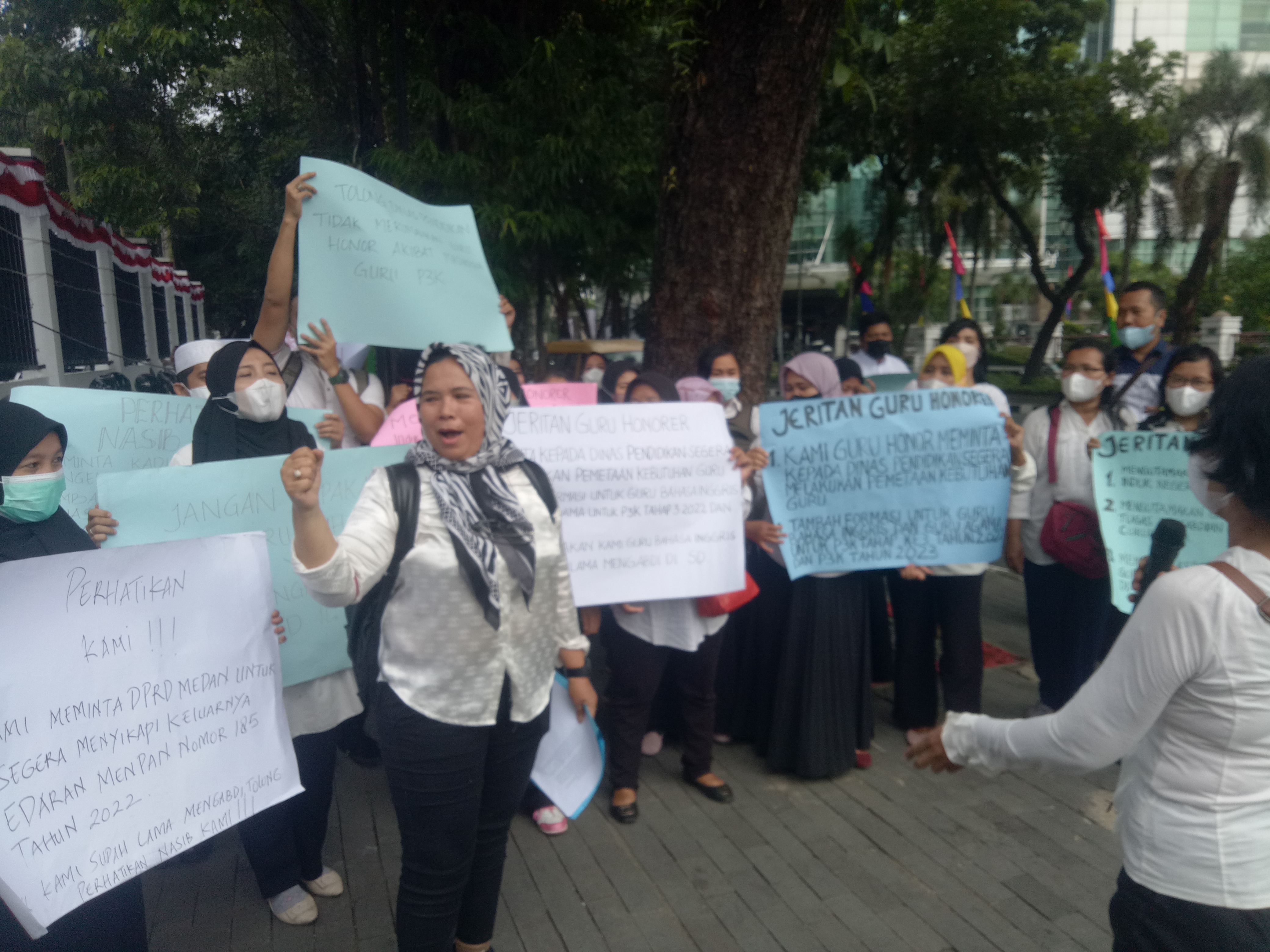 Forum Guru Tidak Tetap Geruduk DPRD Kota Medan : 18 Tahun Mengabdi Guru Honor Gajinya sekitar 400 - 800 Ribu
