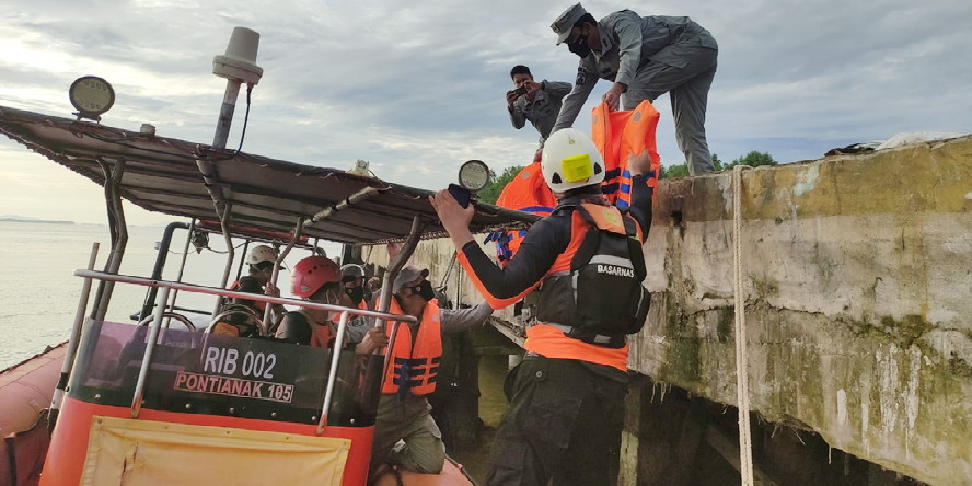 Enam Korban Kapal Tenggelam di Perairan Pulau Penata Besar Diselamatkan Bakamla
