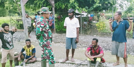 Mengintip Keakraban Warga Distrik Senggi, Papua dengan Personel Satgas Yonif 126/KC