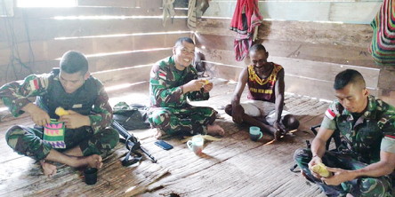 Satgas Pamtas Yonif 126/KC Komsos Bersama Masyarakat Perbatasan Lakukan Silaturahmi
