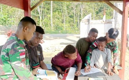 Anak Baru Masuk Sekolah di Perbatasan Papua “Serbu” Prajurit Pos Satgas Yonif 126/Kala Cakti