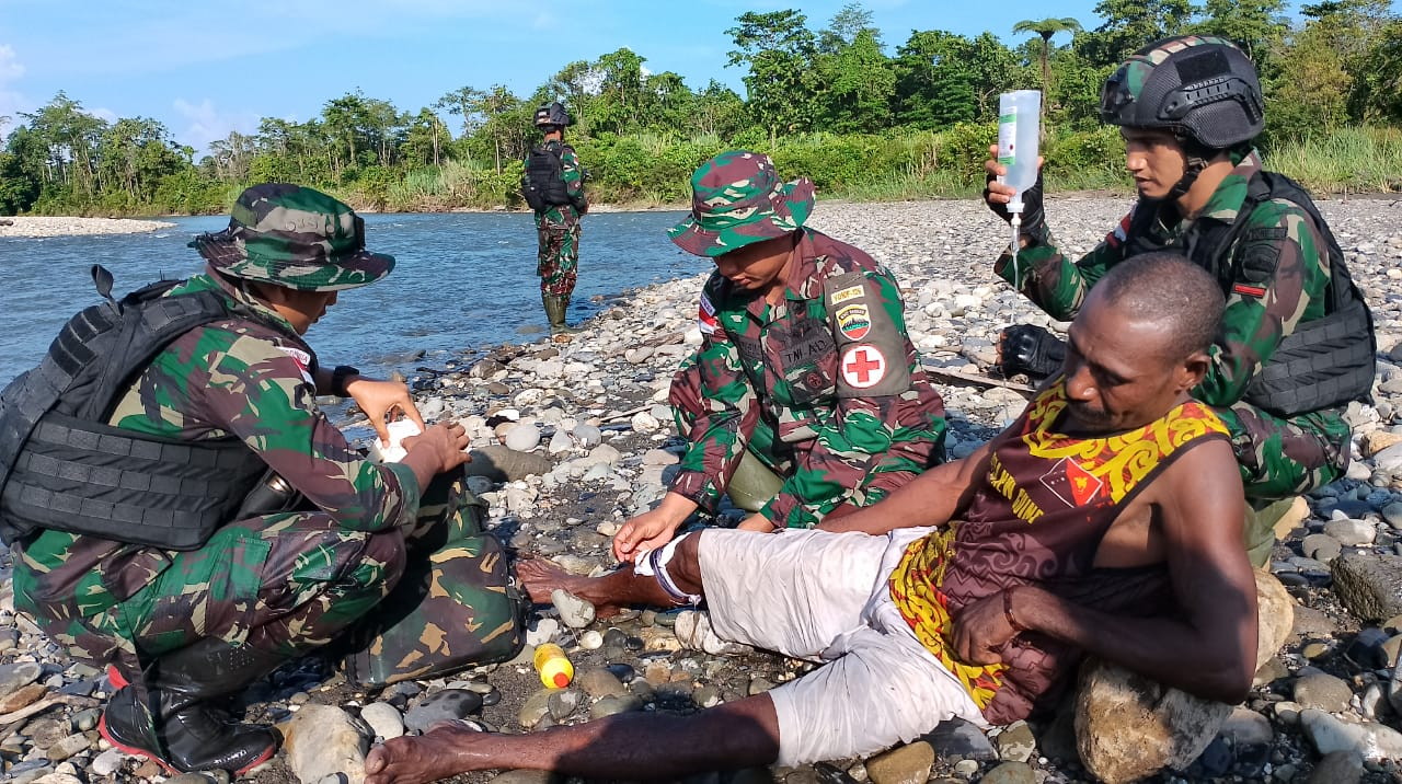 Luka Parah, Warga Di Perbatasan Papua Dapat Bantuan Tim Kesehatan Satgas Yonif 126/KC