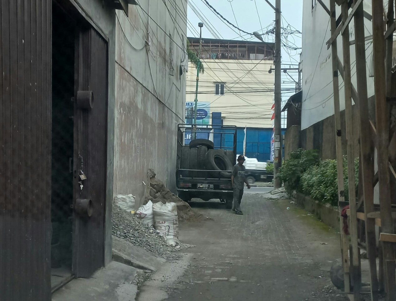 Bongkar Bangunan Tanpa IMB Persempit Jalan Gang Yang Buat Mobil Damkar Tak Bisa Masuk