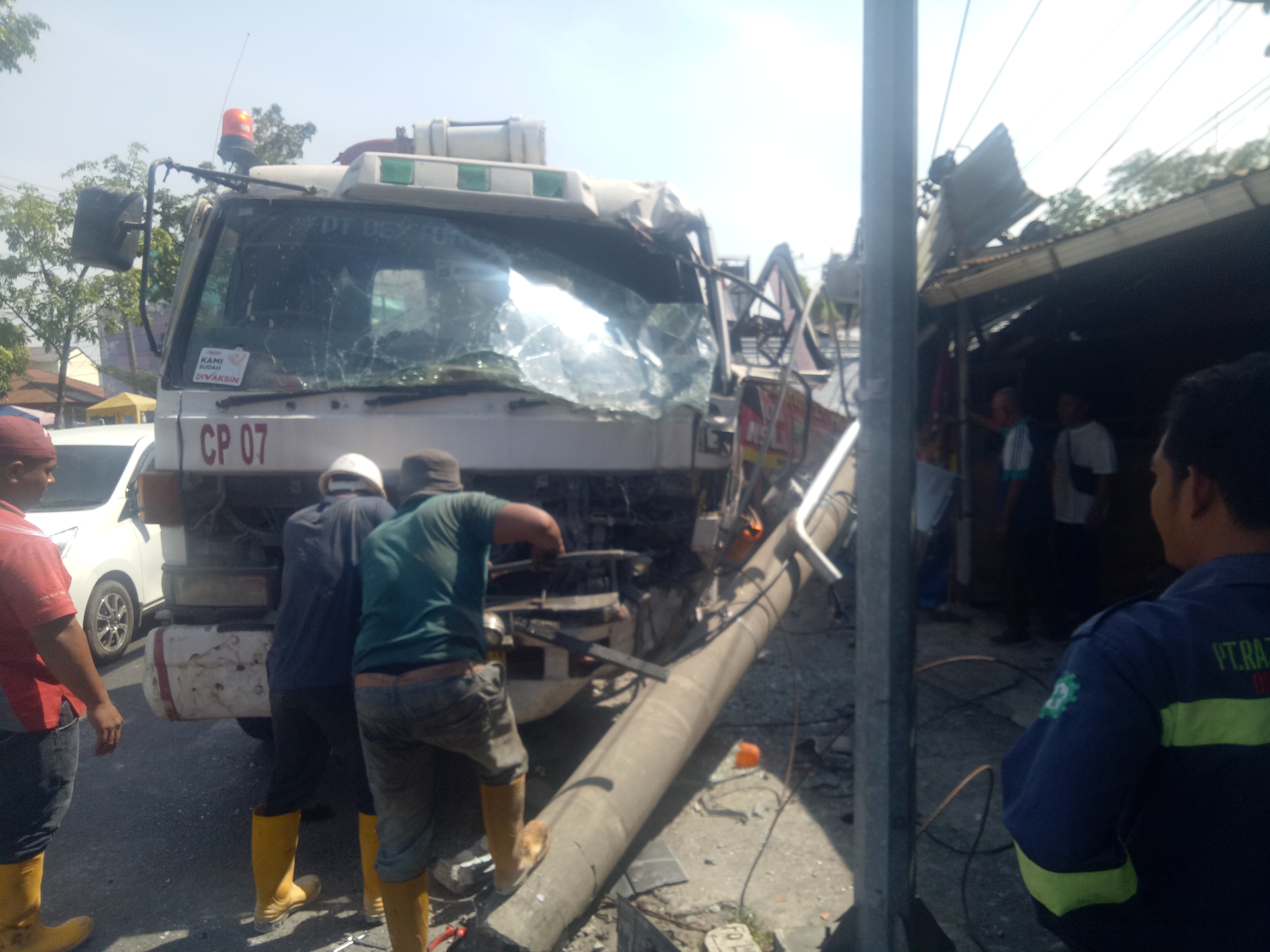 Kasatlantas Di Minta Usut Mobil PT Deret Dexton Tabrak Tiang PLN Di Simpang Batang Hari Jalan Sunggal Medan