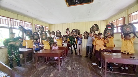 Dapat Bantuan Perlengkapan Sekolah Dari TNI, Ini Ucap Kepsek SD Inpres Towe Hitam, Keerom