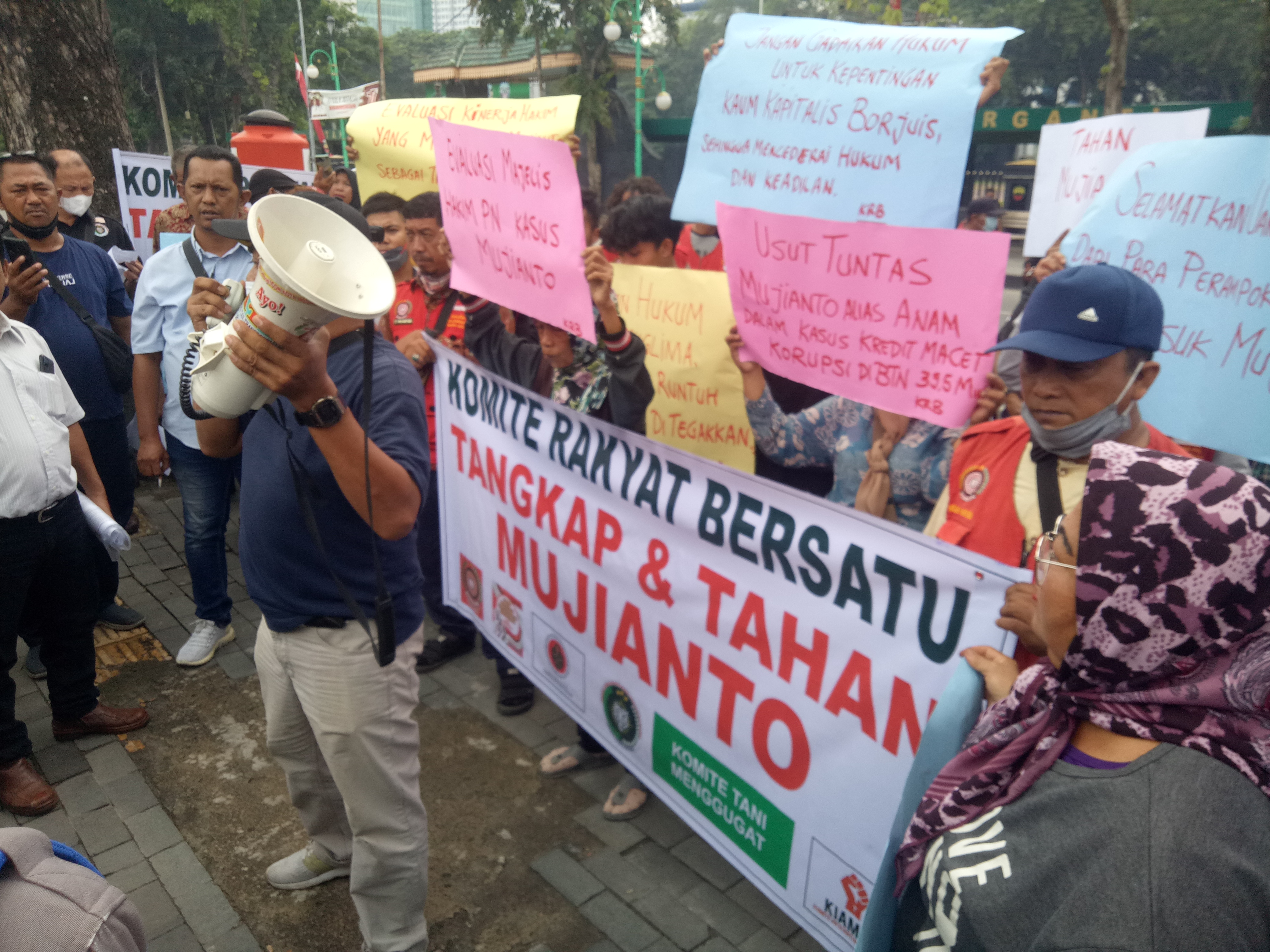 Diduga Ketua PN Medan Terima Gratiifikasi, Komite Rakyat Bersatu Demo Kantornya Dan Tantang Video Call